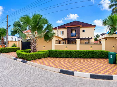 6 Bedroom Fully Detached Duplex with BQ — Thomas Estate, Ajah, Lagos