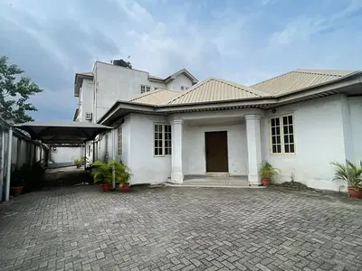 Office Building on 3 Floors — Off Murtala Mohammed Way, Yaba, Lagos