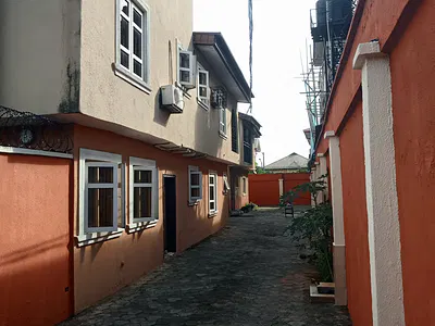3 Bedrooms Flat with All Rooms En Suite — Gateway Zone, Magodo GRA Phase 1, Magodo, Lagos