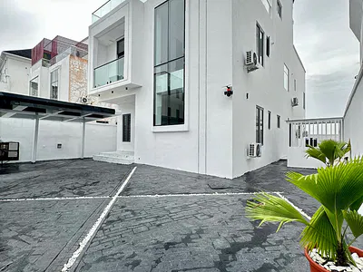 Well Built Luxury 5 Bedroom Detached Duplex — Lekki, Lagos