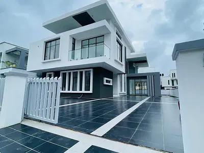 5 Bedroom Detached House with Swimming Pool — Lekki, Lagos