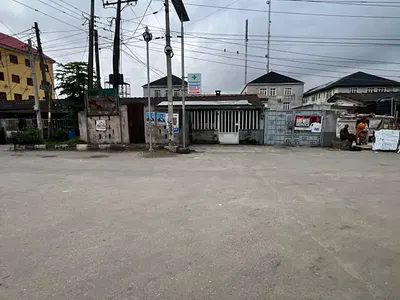 3 Bedrooms Bungalow, 2 Bedrooms BQ and Bakery Sitting on 500SQM Land — Tejuosho, Yaba, Lagos