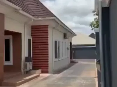 Luxurious 3 Bedroom Bungalow with Room and Parlour BQ — Alagbaka, Akure, Ondo