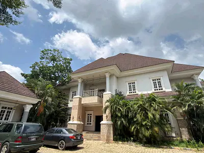 6 Bedroom Ambassadorial Duplex with a 2 Bedroom Guest Chalet and 4 Roo — Maitama District, Abuja
