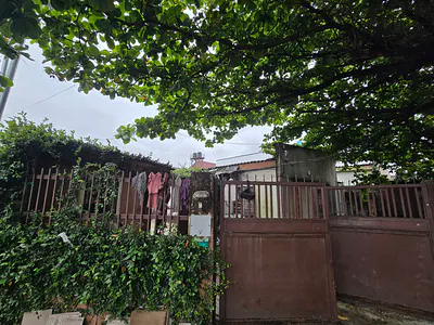 Old 3 Bedroom Bungalow — Surulere, Lagos
