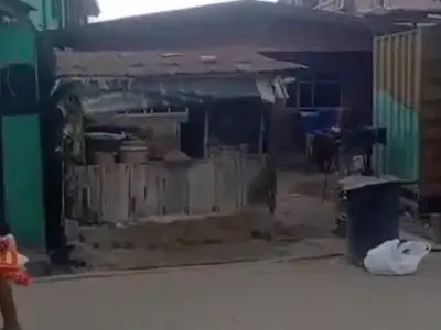 Stand Alone 8 Beroom Bungalow — Surulere, Lagos