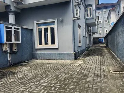 Spacious Flat with Parking and Wardrobes — London, Osapa, Lekki, Lagos