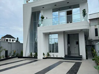 Contemporary and Luxurious 5 Bedroom Detached Duplex — Lekki, Lagos
