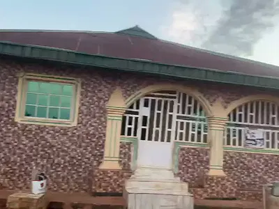 3-Bedroom Flat + 4 Self-Contained Units — Egba Palace Road (Before Idogbo, Off Upper Sakponba Road), Benin, Oredo, Edo
