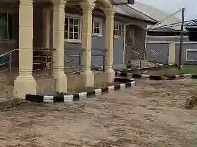 5 Bedrooms Bungalow (All Masters, 3 Sitting Rooms) on 100 × 100 — Amagba GRA, Benin, Oredo, Edo
