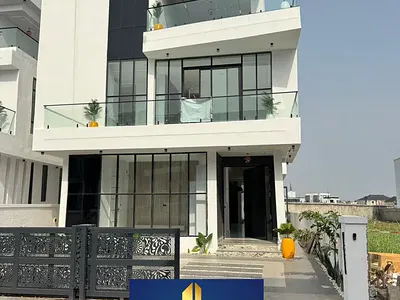 Magnificent 6 Bedroom Mansion. Pool, Gym, Cinema & Elevator in Estate — Lekki, Lagos