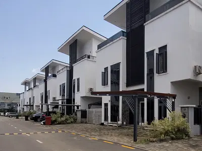 Furnished 5 Bedroom Detached Smart-Home + 2-Rooms BQ & Lounge — Jahi, Abuja