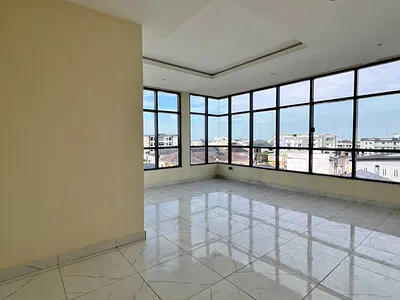 Spacious 3 Bedroom Penthouse with Gym, Pool and Elevator — Lekki, Lagos