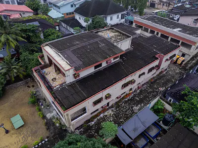 13 Bedrooms House + 7 Sitting Room Sitting, 2 Kitchens, 6 Rooms — 2nd Avenue, 203 Road Plot 643, Amuwo Odofin, Lagos