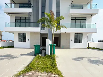 6 Bedroom Semi Detached House — Lekki, Lagos