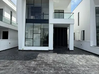 5 Bedroom Detached House with Swimming Pool — Lekki, Lagos