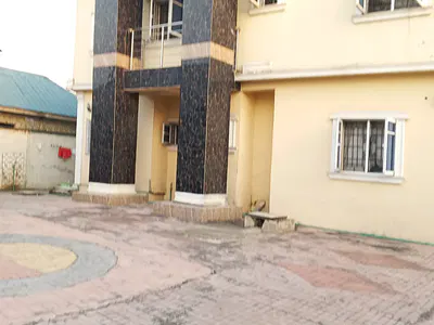 3 Bedroom Upstairs with Pop