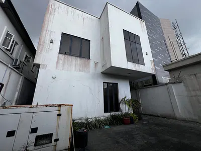 Spacious 5 Bedroom Detached House with a Room BQ, Swimming Pool — Lekki, Lagos