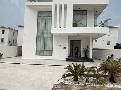 Spacious 5 Bedroom Fully Detached House with Pool — Lekki, Lagos