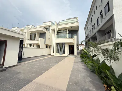 5 Bedroom Detached House with Pool and BQ — Lekki, Lagos