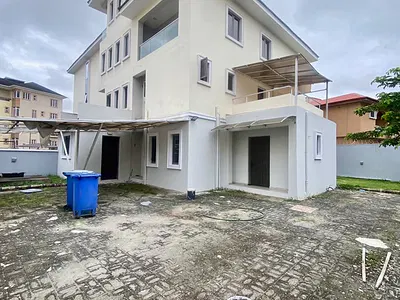 Spacious 4 Bedroom Duplex in Sought After Neighborhood — Ikoyi, Lagos